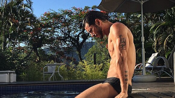 Namorado de Isis Valverde, Uriel Del Toro relaxa em piscina na casa da atriz
