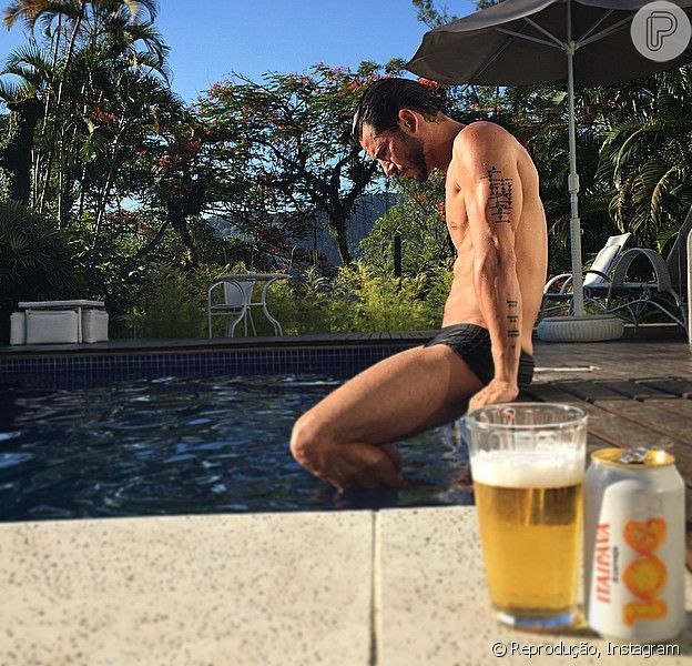 Namorado De Isis Valverde Uriel Del Toro Relaxa Em Piscina Na Casa Da Atriz Purepeople