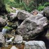 Isis Valverde curte cachoeira em Minas Gerais