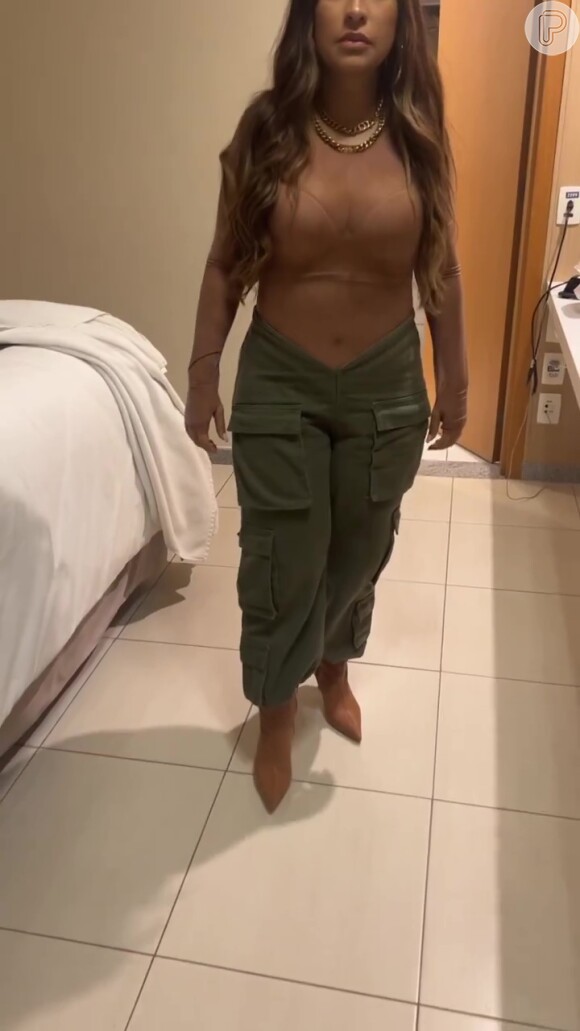 Simone Mendes elegeu um look transparente, que deixou à mostra a barriga e o sutiã