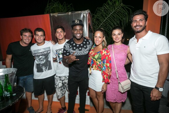 Isis Valverde curte festa acompanhada do namorado, Uriel Del Toro, e de Thiago Martins, Rafael Zulu e Gabriel Medina, no Rio, em 10 de janeiro de 2015