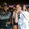 Thiago Martins canta ao lado de Rafael Zulu durante festa Verão na Laje, no Rio de Janeiro