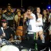 Thiago Martins canta durante festa Verão na Laje, no Rio de Janeiro