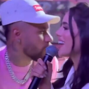 Neymar e Bruna Biancardi cantaram juntos 'Quando Você Passa' de Sandy & Junior.