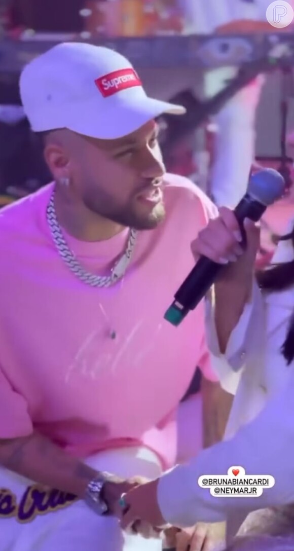 Neymar após saber que terá uma filha, passou a usar uma camisa rosa durante o chá revelação.