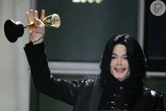 Michael Jackson mesmo já falecido tem uma herança estimada em 4.1 bilhões de dólares.