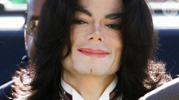 Michael Jackson apesar de estar morto há mais de dez anos está sendo acusado de crime grave.