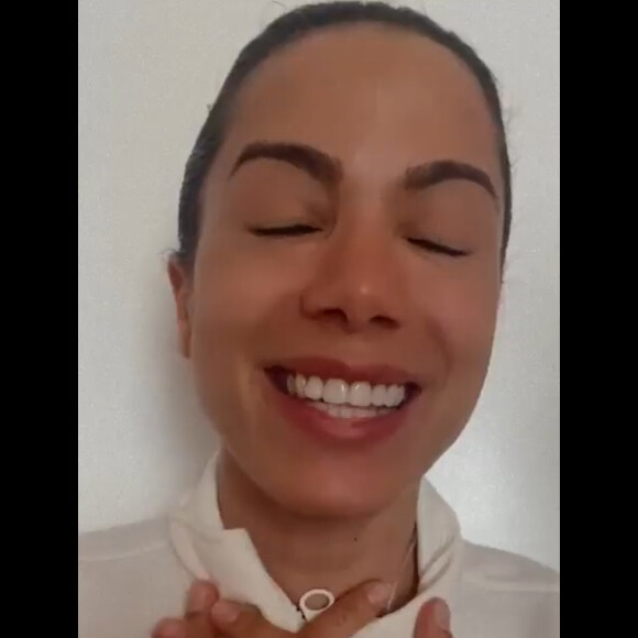 Um mês antes da viagem, Anitta preocupou os seguidores ao surgir abalada e com curativos em um vídeo