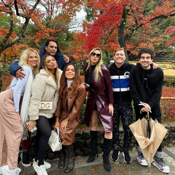 Anitta chamou alguns amigos para acopanhá-la na viagem ao Japão