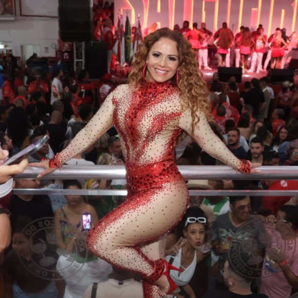 Viviane Araujo esteve presente na volta do pré-Carnaval do Salgueiro