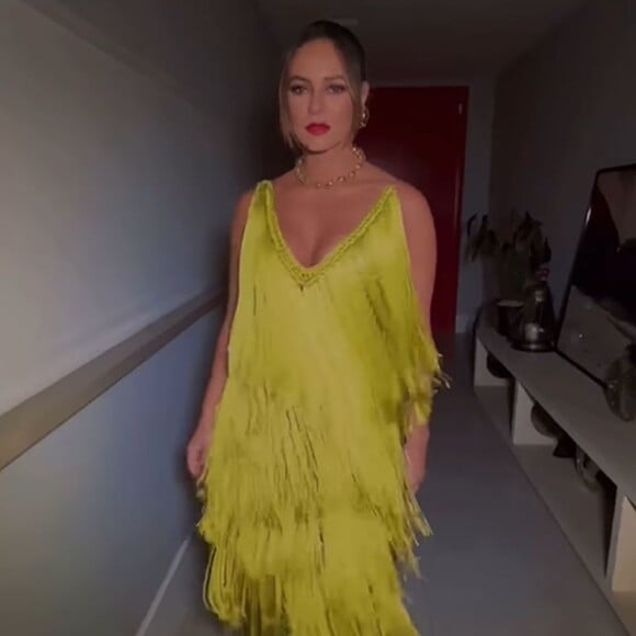 Paolla Oliveira escolheu um vestido volumoso de franjas da grife LED