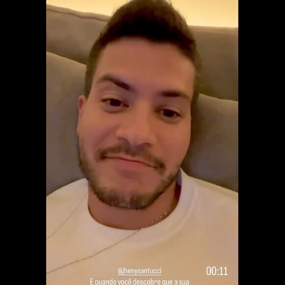 Arthur Aguiar descobriu que a namorada, Jheny Santucci, era fã da novela 'Rebelde' (2011/2012)