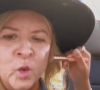 Filhas de mulher maquiada no avião em vídeo viral revelam que mãe tem câncer e agradece gesto de jovem maquiadora
