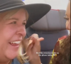 Internet fica encantada com vídeo de jovem maquiando mulher no avião