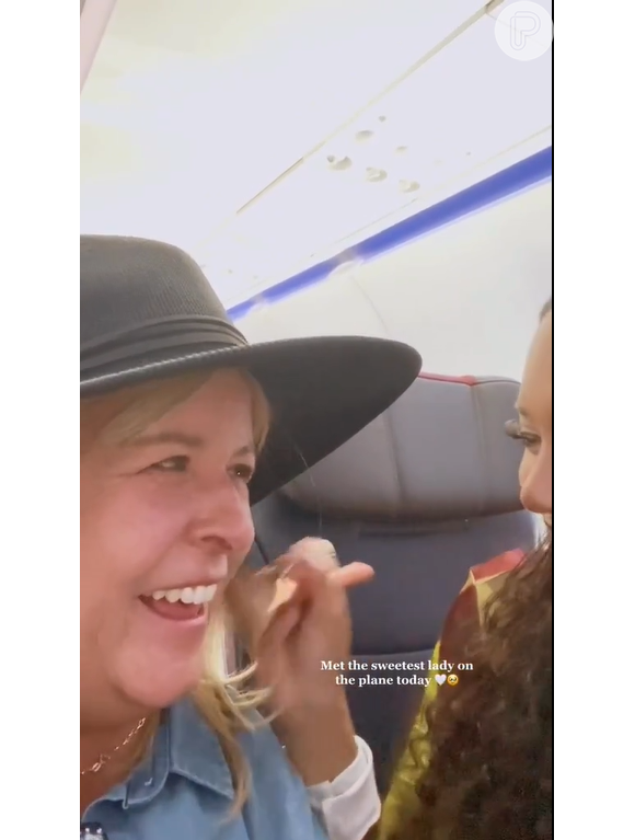 Internet fica encantada com vídeo de jovem maquiando mulher no avião