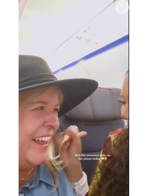 Internet fica encantada com vídeo de jovem maquiando mulher no avião