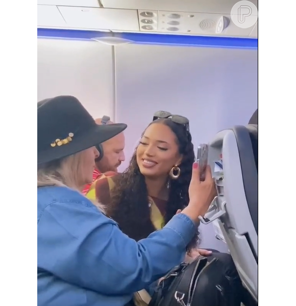 Jovem viraliza ao maquiar mulher com câncer em avião