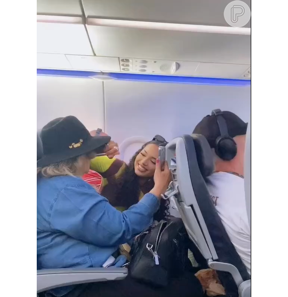 Mulher aparece maquiando passageira em voo de avião viraliza e vídeo soma 5.9 milhões de visualizações
