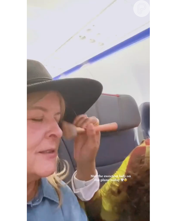 Encontro entre maquiadora e passageira de avião derrete a web e viraliza