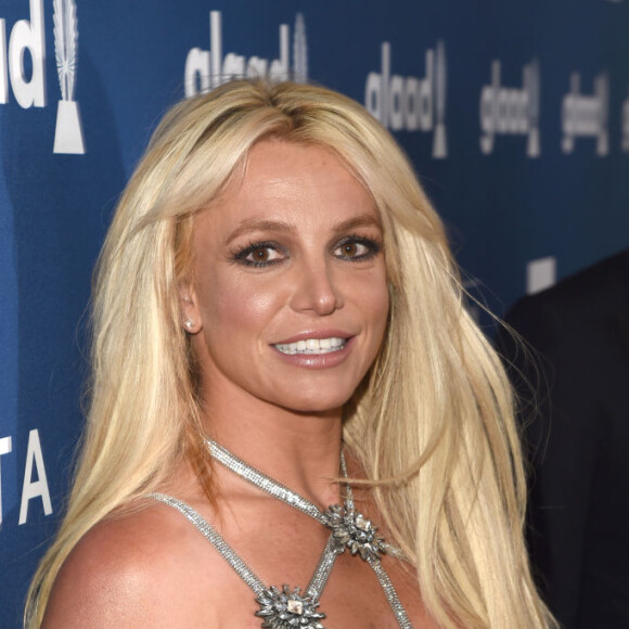 Britney Spears quase caiu no chão com o tapa