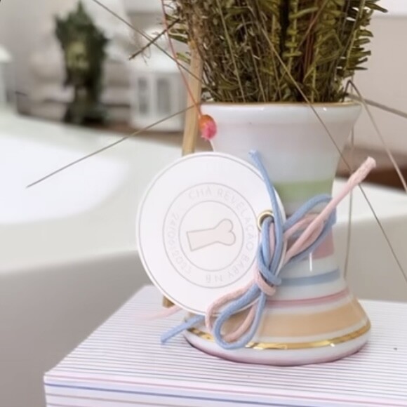 Bruna Biancardi revela vaso de flores secas que deu como lembrancinha para os convidados do chá revelação da bebê Mavie