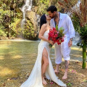 Cleo Pires usou um vestido branco e um buquê de flores vermelhas