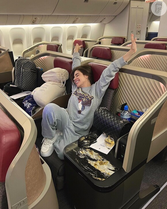 GKay usou conjunto de moletom para viagem e mostrou como fazer sucesso com look que parece pijama
