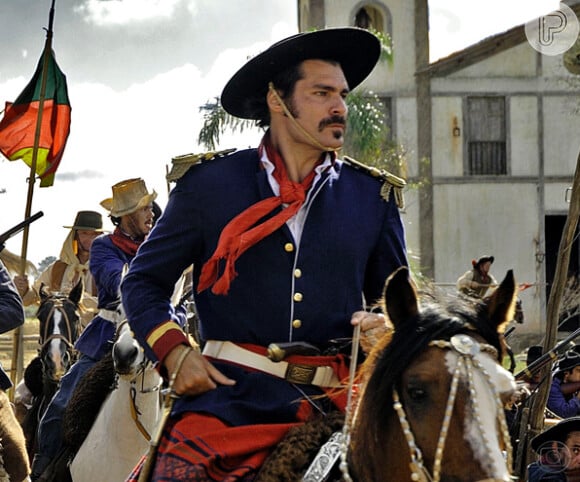 De bigode e cavanhaque, Thiago Lacerda protagonizou o filme 'O Tempo e o Vento', no ano de 2014