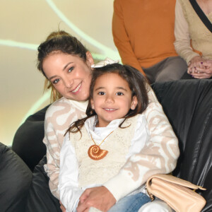 Filha de Ticiane Pinheiro e Cesar Tralli, Manuella ganhou colo da mãe ao conferir exposição em shopping de São Paulo