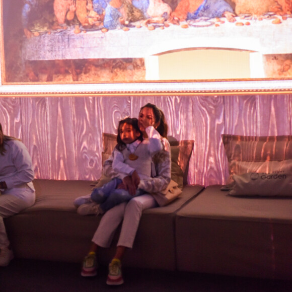Ticiane Pinheiro e a filha Manuella viram a reprodução da Última Ceia, de Da Vinci