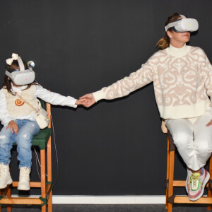 Ticiane Pinheiro e a filha Manuella se divertiram com óculos para invadirem a realidade virtual