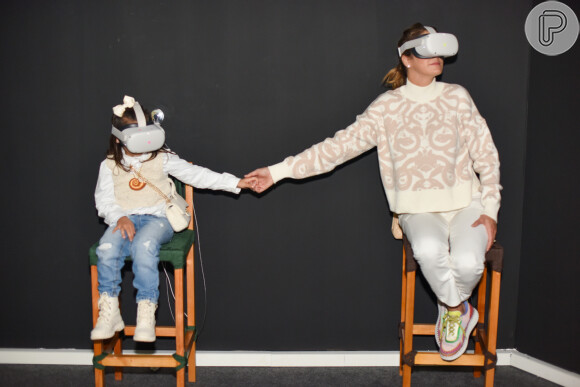 Ticiane Pinheiro e a filha Manuella se divertiram com óculos para invadirem a realidade virtual