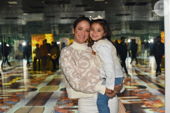 Filha de Ticiane Pinheiro e Cesar Tralli, Manuella, de 4 anos, foi com a mãe em exposição sobre as obras de Leonardo Da Vinci e Michelangelo