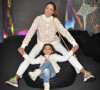 Ticiane Pinheiro e a filha Manuella se divertiram ao posarem para fotos em exposição