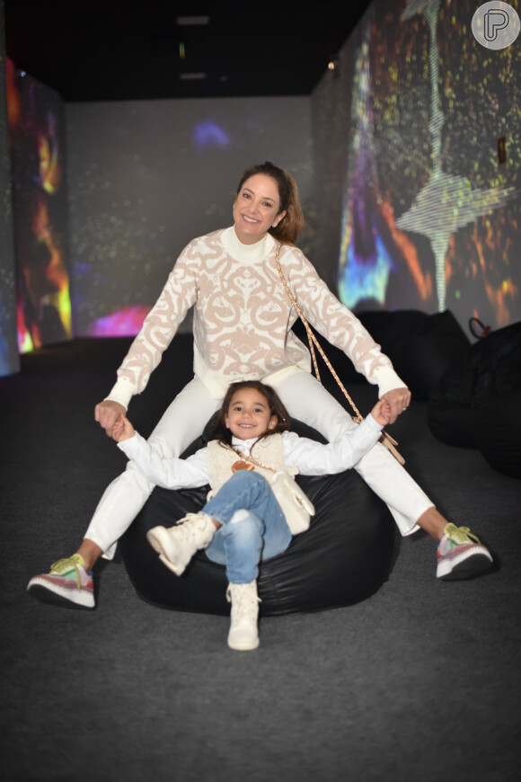 Ticiane Pinheiro e a filha Manuella se divertiram ao posarem para fotos em exposição