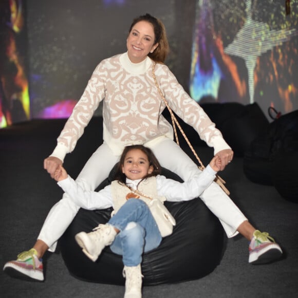 Ticiane Pinheiro e a filha Manuella se divertiram ao posarem para fotos em exposição