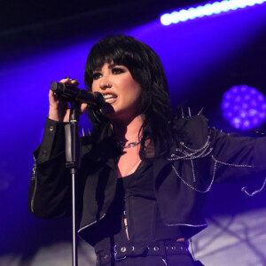 Foto: Demi Lovato escolheu vestido assimétrico com toque metalizado. A peça  possuía uma calda lateral e drapeado abaixo do busto e cintura, deixando  seu corpo curvilíneo em evidência - Purepeople