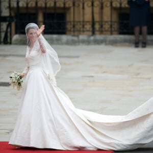 Vestido de noiva de Kate Middleton foi criado pela designer Sarah Burton e copiado por mulheres ao redor do mundo