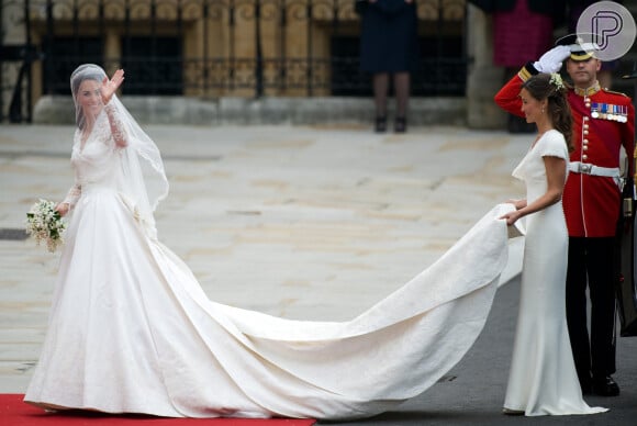 Vestido de noiva de Kate Middleton foi criado pela designer Sarah Burton e copiado por mulheres ao redor do mundo