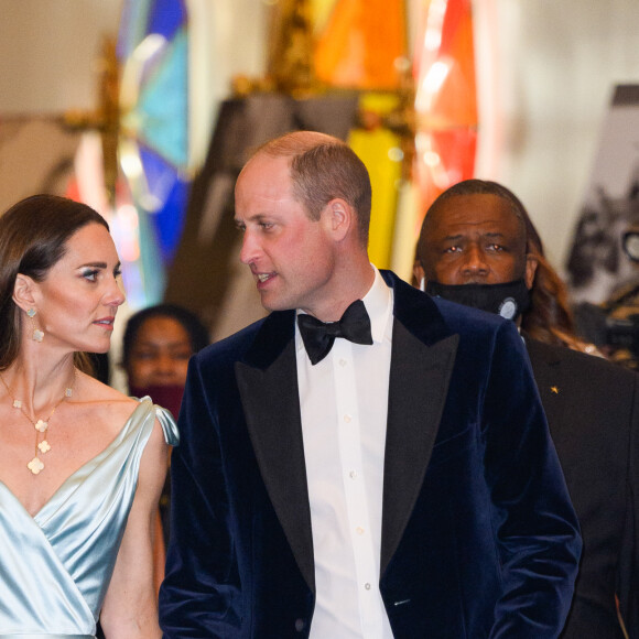 Kate Middleton: vestido Phillipa Lepley vale aproximadamente US$14.600 – em torno de R$70 mil