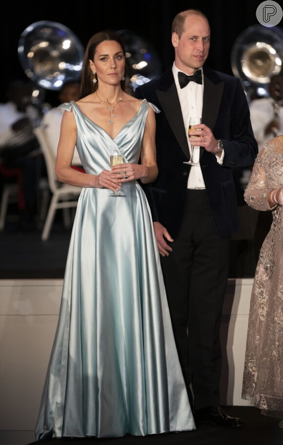 Kate Middleton usou um vestido de seda azul em março deste ano, em uma noite nas Bahamas