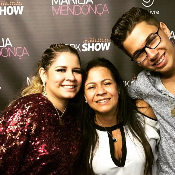 Seguidores acharam cruel apresentar Léo à sósia de Marília Mendonça