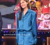 Sasha escolheu um look azul para divulgar 'Besouro Azul', filme estrelado por Bruna Marquezine