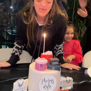 Rafaella Justus, filha de Ticiane Pinheiro, assopra a velha de bolo de aniversário com bolsas grifadas