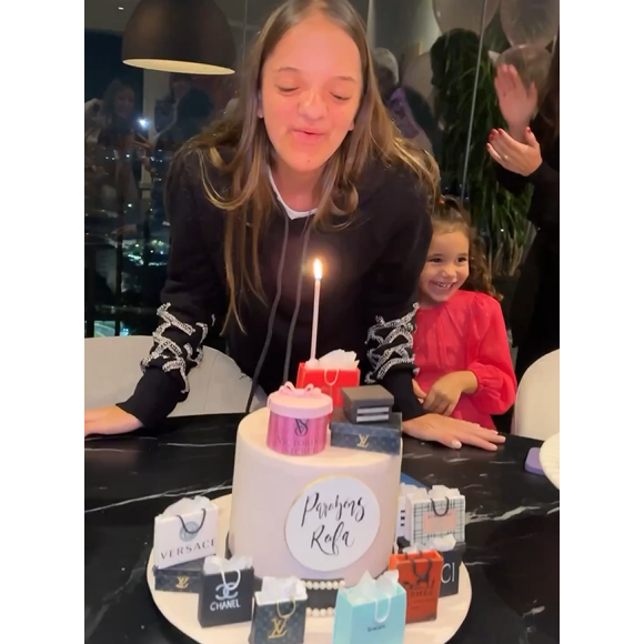 Rafaella Justus, filha de Ticiane Pinheiro, assopra a velha de bolo de aniversário com bolsas grifadas