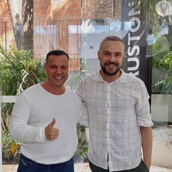 Assim como Thammy Miranda, o ator Sergio Guizé também fez transplante capilar com o mesmo médico. 