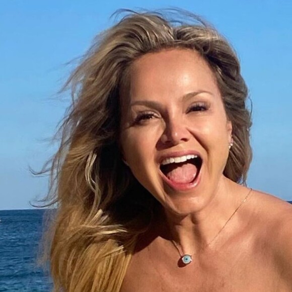 Eliana publicou fotos de biquíni e falou de sua relação com a praia: 'Pensa em alguém que ama uma praia'
