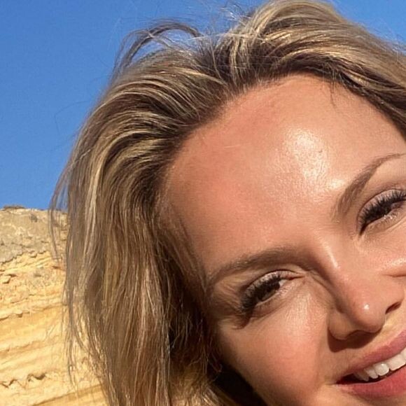 De biquíni, Eliana publicou uma rara foto ao lado do marido