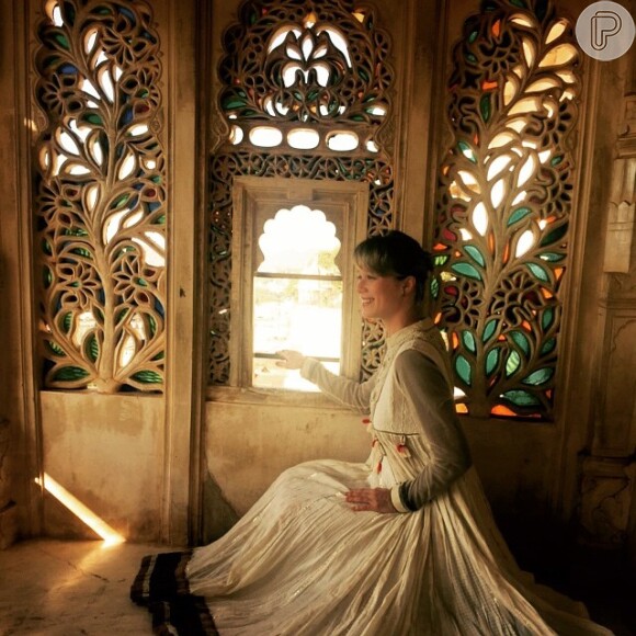 Mariana Ximenes curte férias na Índia e posa com trajes típicos em palácio
