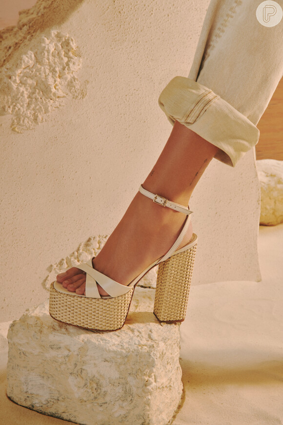 O salto bloco com tendência handmade pode ficar elegante e casual, como nesse look usado por Sasha Meneghel